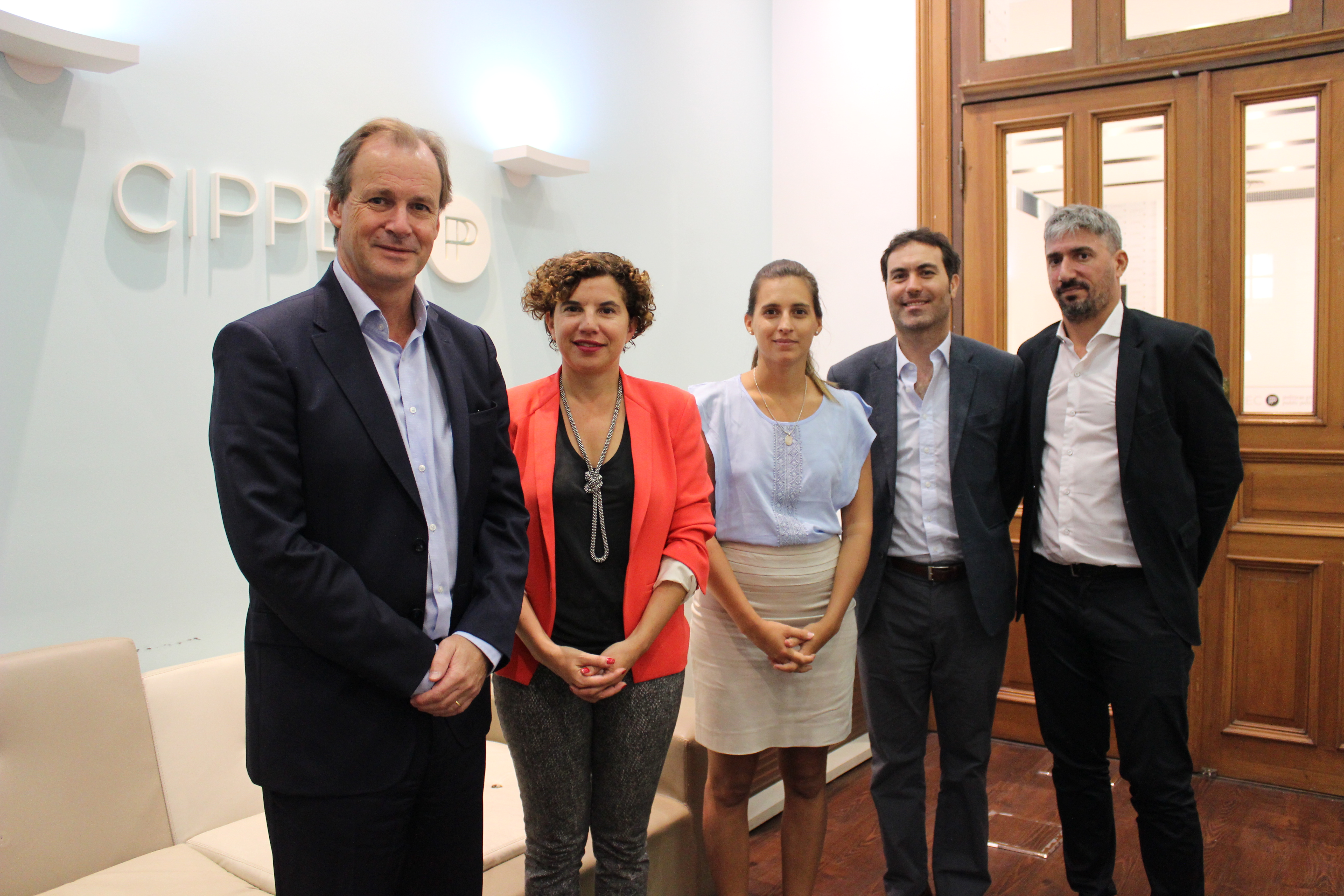 Fotografía de los representantes de CIPPEC (Julia Pomares, Juan Rodil y Gonzalo Diéguez) y el Gobierno de Entre Ríos (Gobernador, Gustavo Bordet, y Lucrecia Escandón, secretaria de Modernización, Ciencia y Tecnología del Estado) después de formalizar el acuerdo entre partes