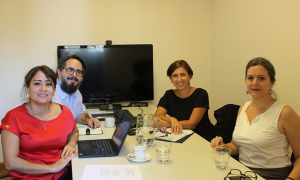 Natalia Aquilino y Emiliano Arena (CIPPEC) reunidos con representantes de OIT, dialogando sobre los ODS
