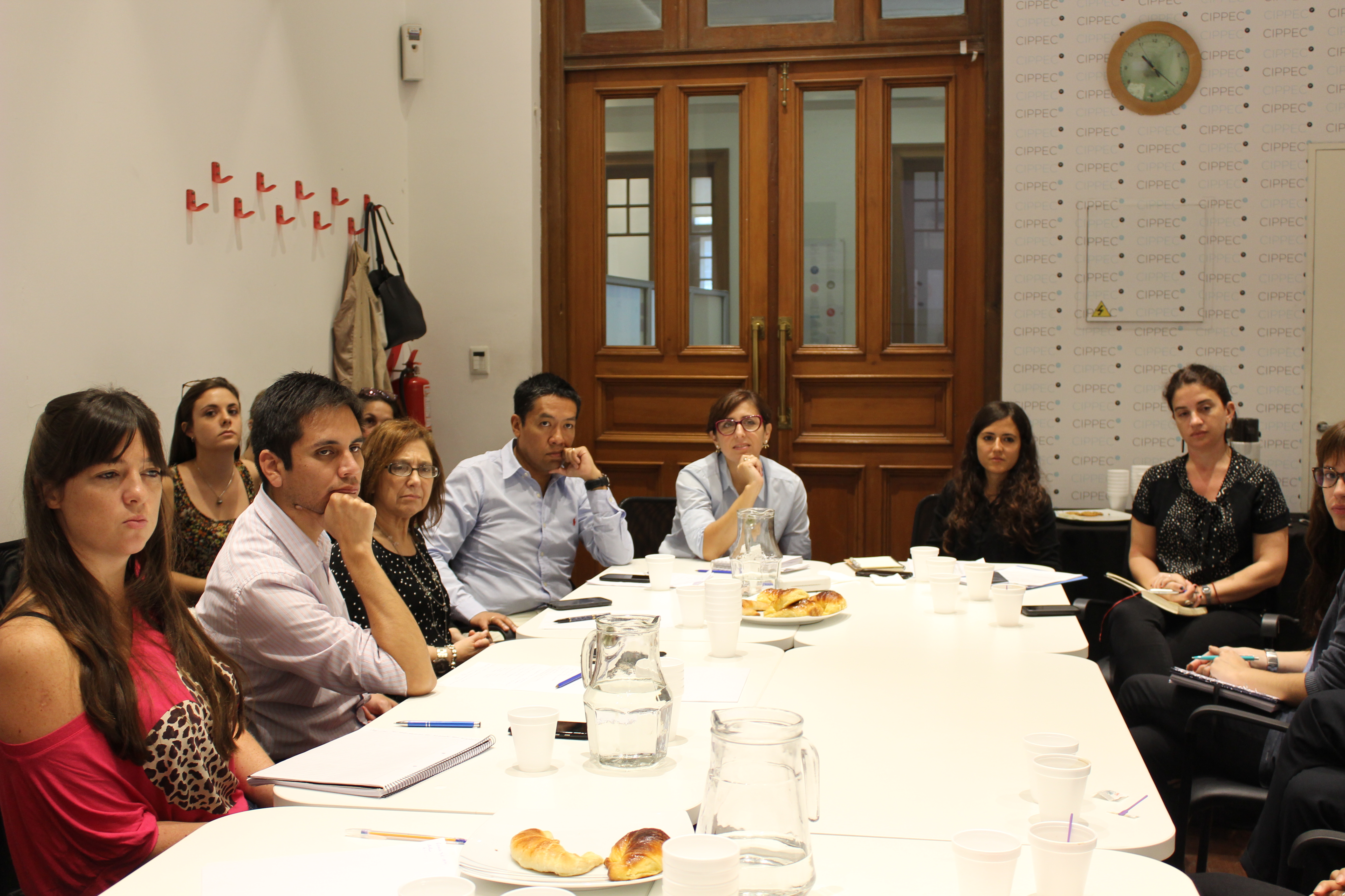 Natalia Aquilino y Jimena Rubio (CIPPEC), junto a funcionarios nacionales, provinciales y municipales, y miembros de organizaciones internacionales y universidades, dialogando en las oficinas de la entidad acerca de la experiencia de evaluación en la Provincia de Buenos Aires 
