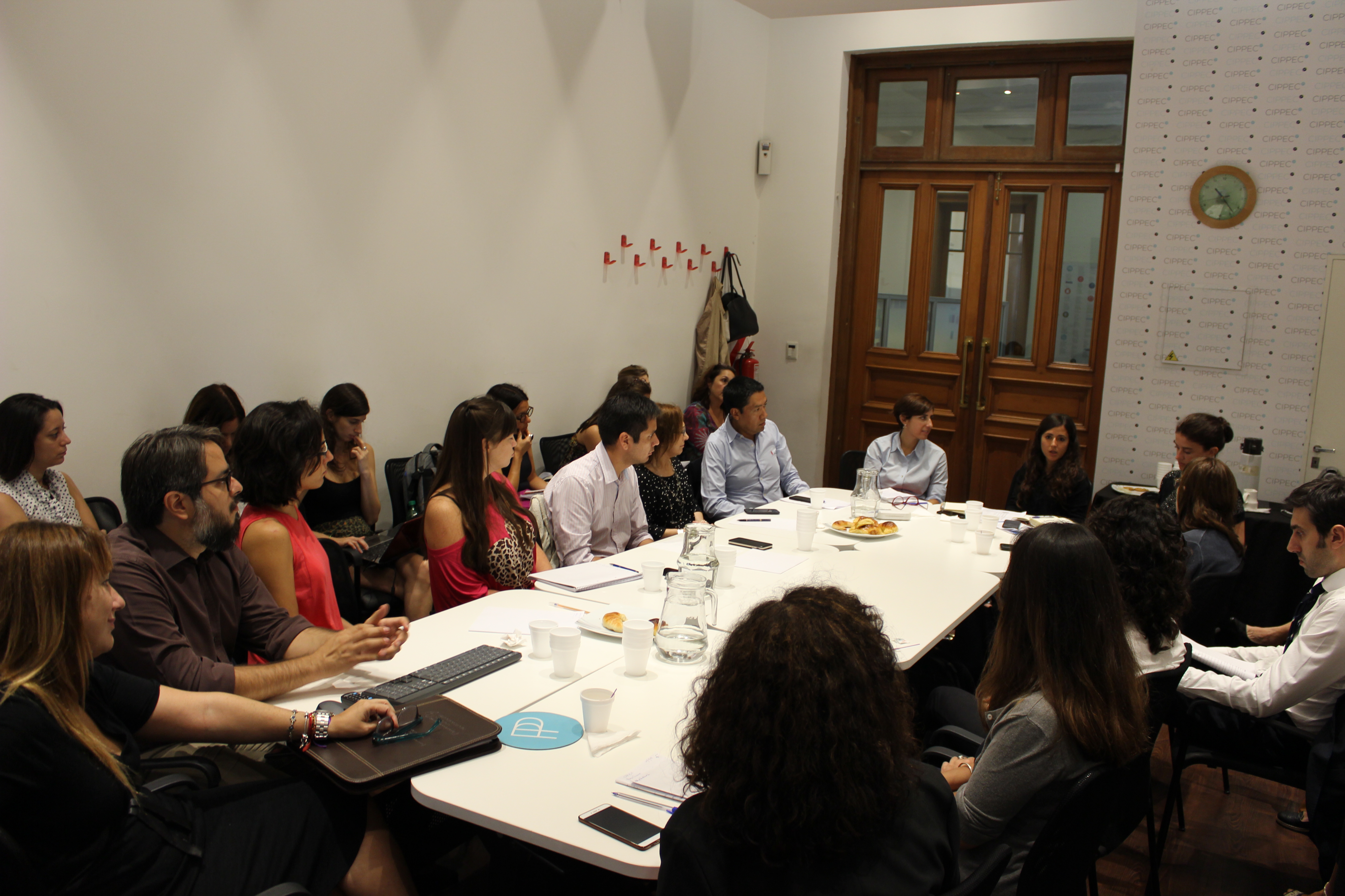 Natalia Aquilino y Jimena Rubio (CIPPEC), junto a funcionarios nacionales, provinciales y municipales, y miembros de organizaciones internacionales y universidades, dialogando en las oficinas de la entidad acerca de la experiencia de evaluación en la Provincia de Buenos Aires 