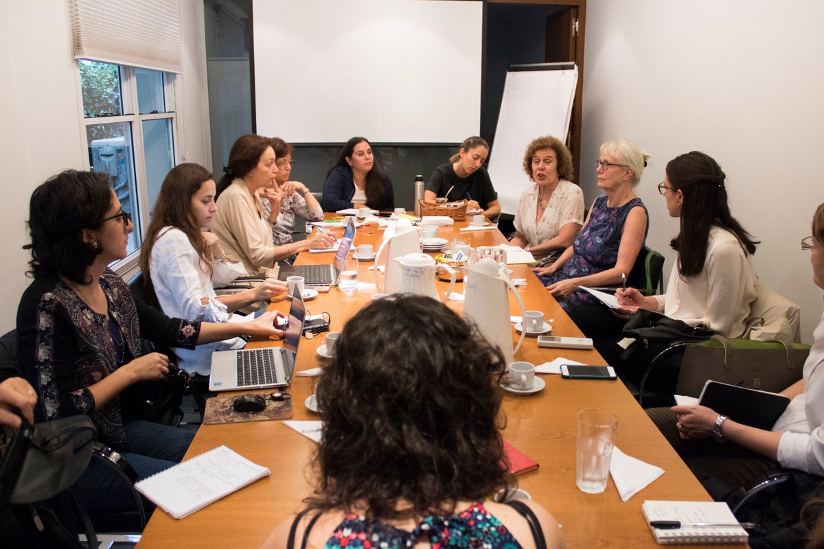 Florencia Caro Sachetti (CIPPEC), junto a especialistas de educación infantil, dialogando sobre la primera infancia en Suecia y Argentina