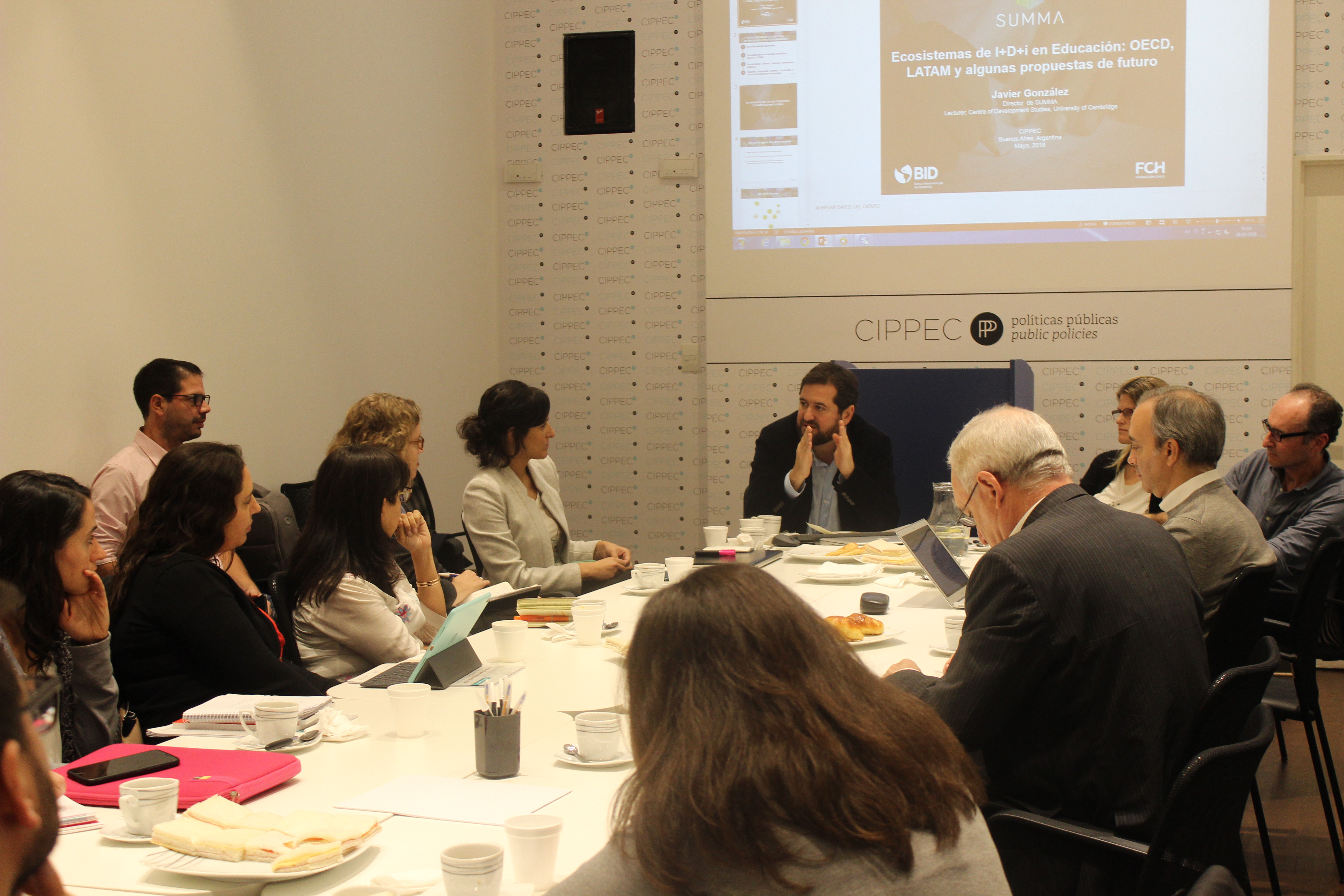Mesa de desayuno sobre innovación, investigación y política educativa en las oficinas de CIPPEC