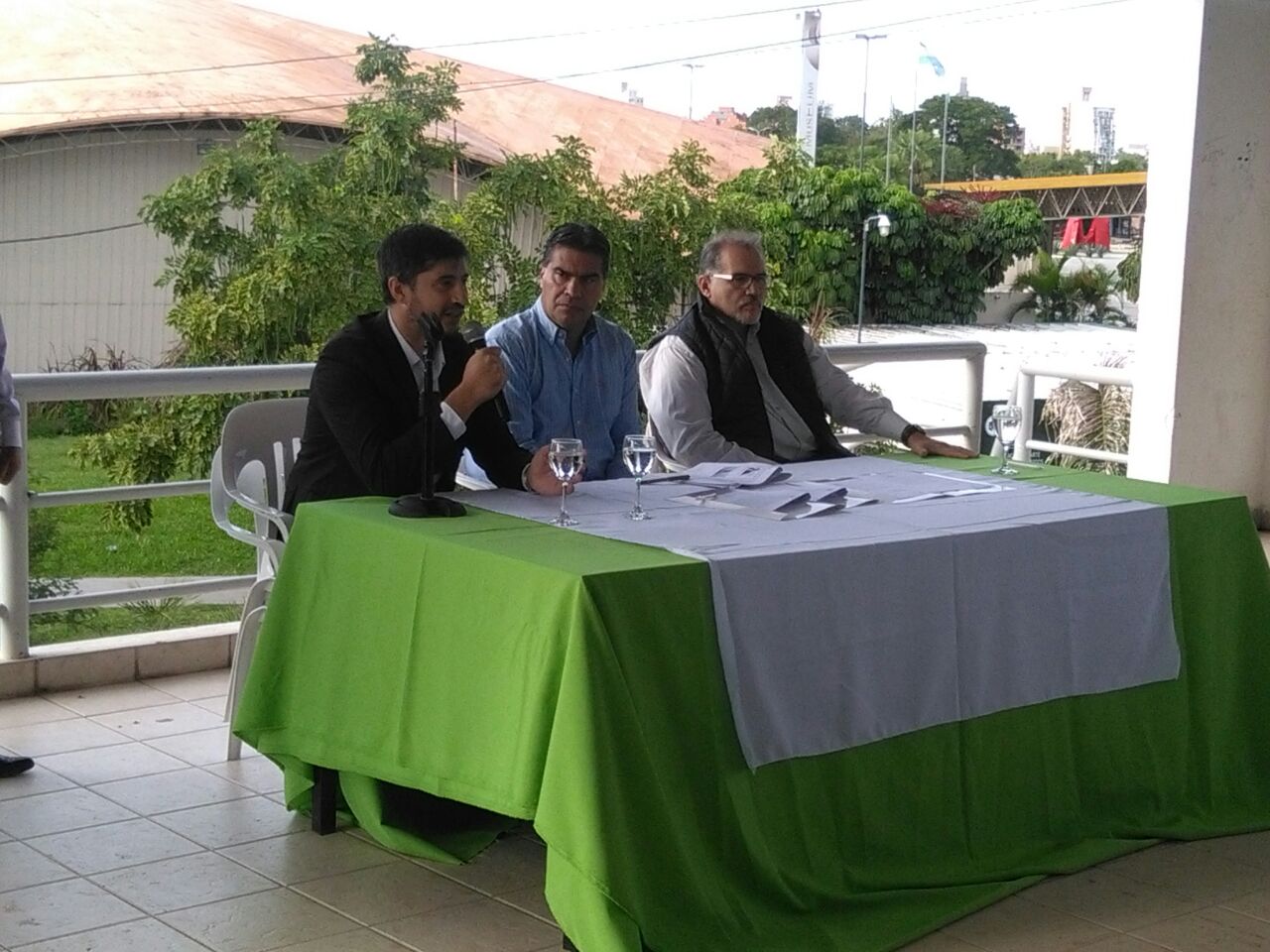 Representantes de CIPPEC y el Gobierno de Resistencia tras el convenido firmado por ambos en el marco del Desarrollo Integral de Ciudades