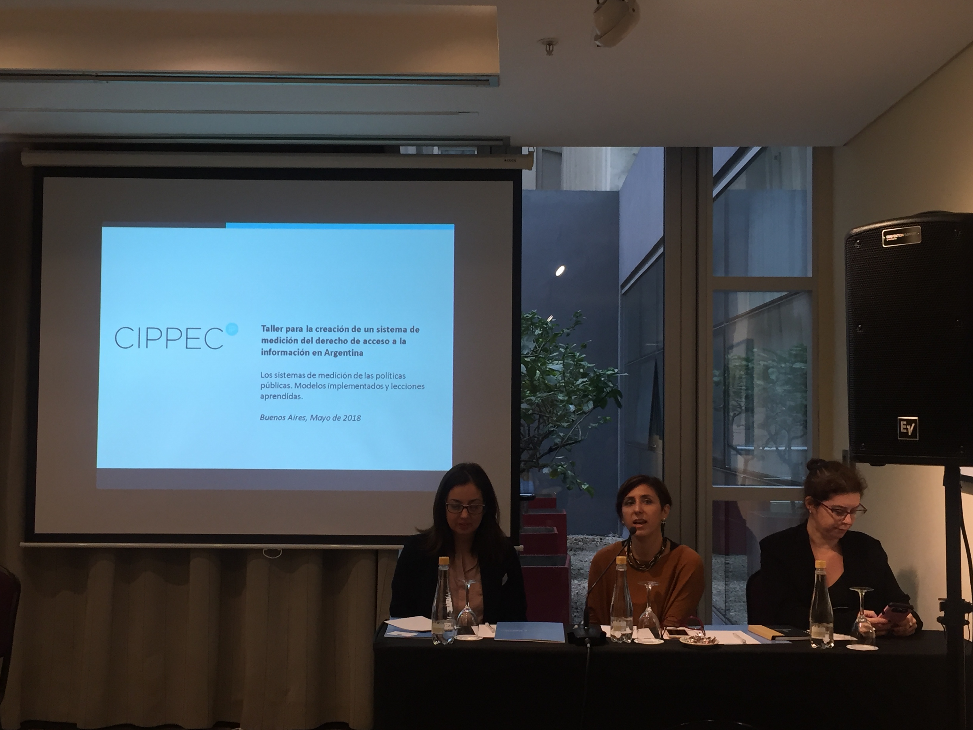 Natalia Aquilino (CIPPEC) participando del “Taller para la creación de un sistema de medición del derecho de acceso a la información en Argentina”