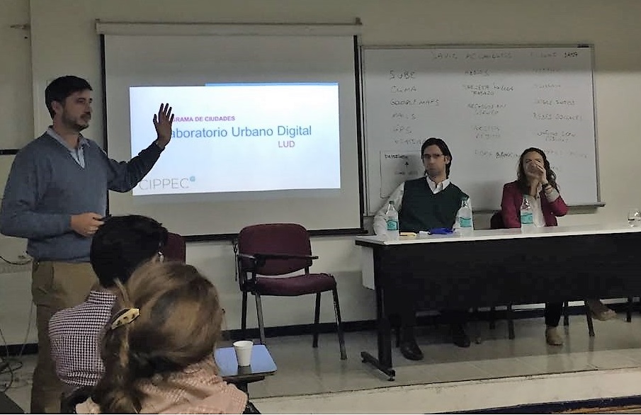 Gabriel Lanfranchi (CIPPEC) exponiendo sobre el proyecto "Laboratorio Urbano Digital" de CIPPEC en el seminario intensivo de "Conectar los datos. Estrategias y nuevas herramientas para comunicar información pública"