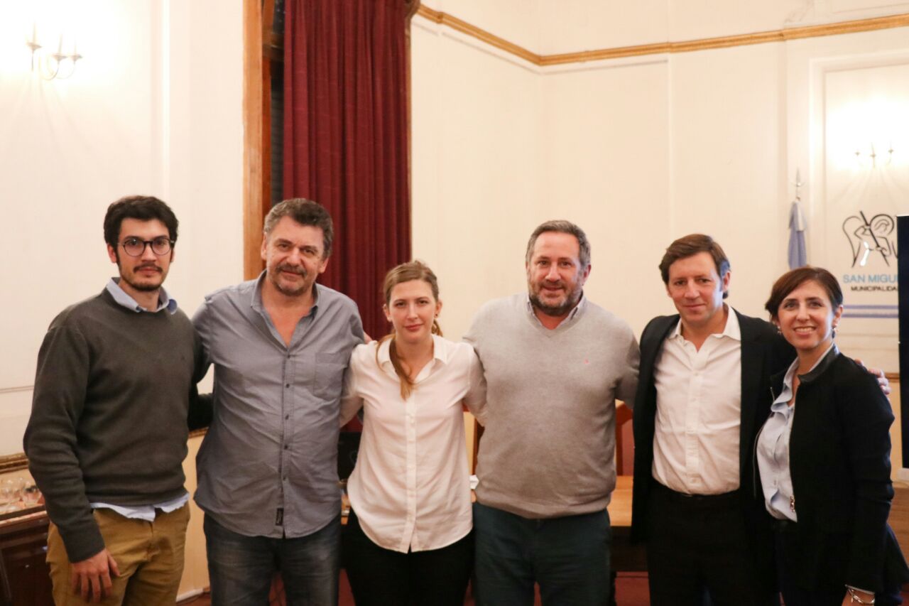 Representantes de los equipos de los programas de Protección Social y Monitoreo y Evaluación de CIPPEC, junto al intendente del partido bonaerense de San Miguel, Jaime Méndez, y al secretario de Salud y Bienestar Familiar, Pablo de la Torre, en la presentación de los resultados de la evaluación del programa de acompañamiento familiar “Mil Días”