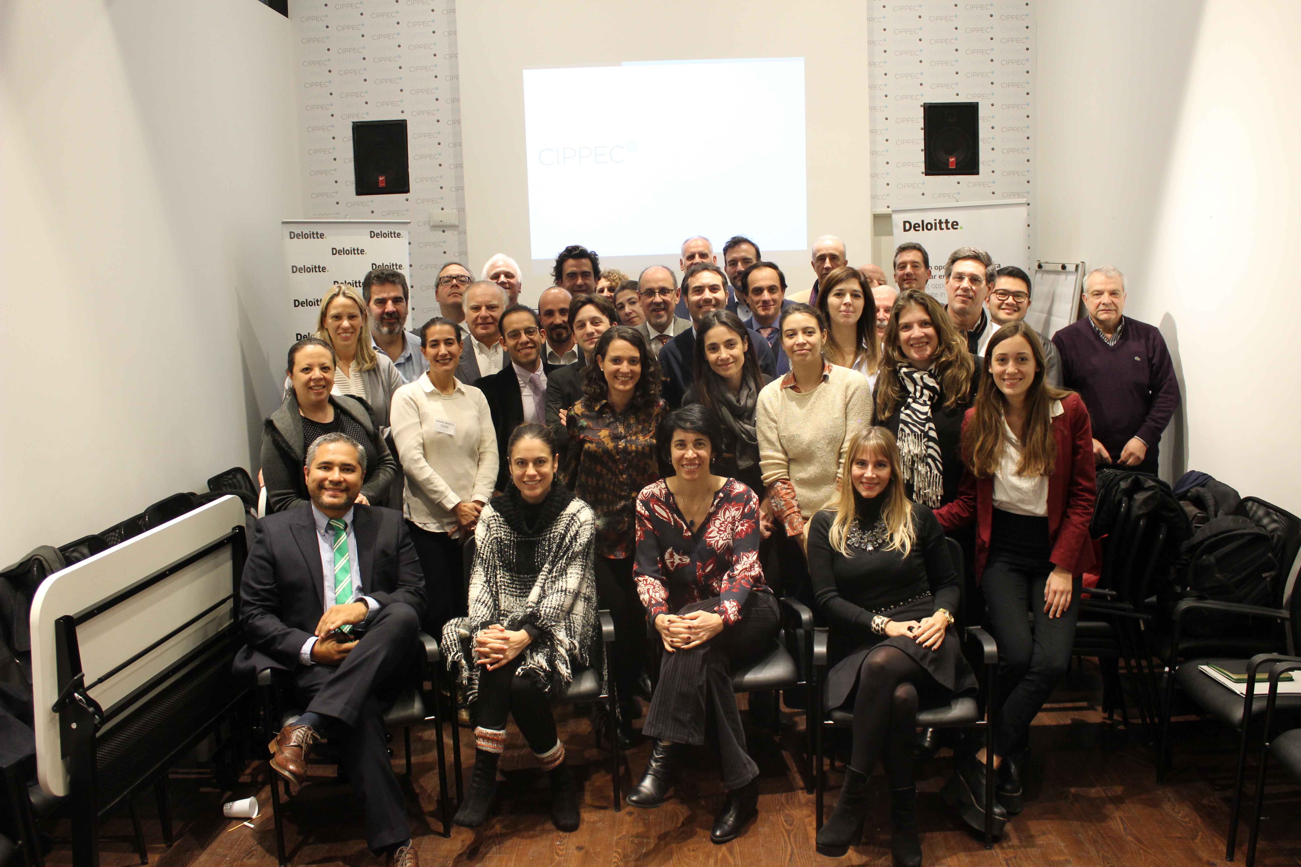 Foto de los participantes del programa “Gobierno corporativo en empresas públicas” llevado a cabo en las oficinas de CIPPEC