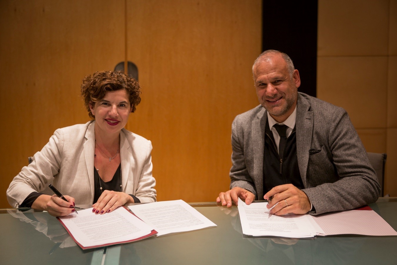 Julia Pomares, directora ejecutiva de CIPPEC, junto a Luis Galli, presidente & CEO de Grupo Newsan, durante la firma del convenio por el proyecto “Mujeres en el mercado de trabajo”