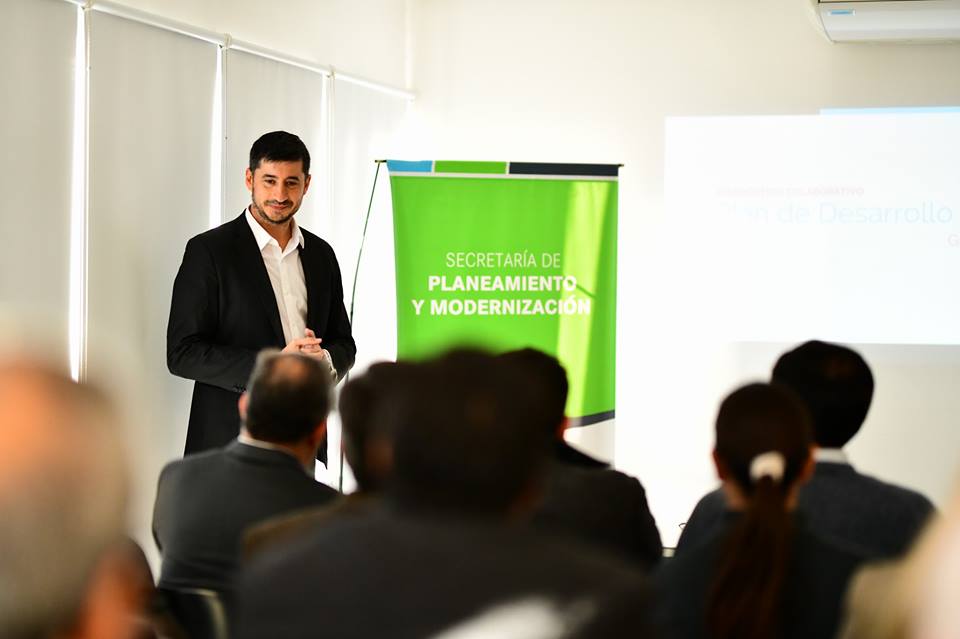 Gabriel Lanfranchi (CIPPEC) presentando el diagnóstico colaborativo sobre el Gran Catamarca, en el marco del Plan de Desarrollo Integral de Ciudades