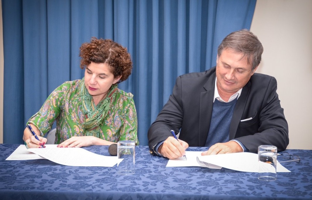 La directora ejecutiva de CIPPEC, Julia Pomares, y el presidente del INTA, Juan Balbín, en la firma del convenio marco de cooperación interinstitucional.