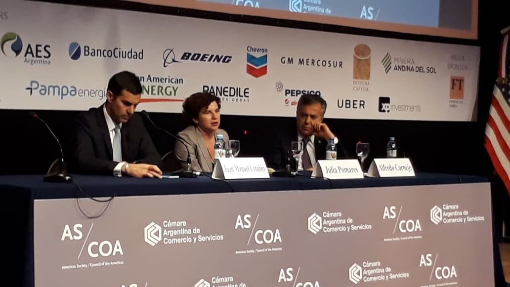 Julia Pomares (CIPPEC), junto a los gobernadores Alfredo Cornejo (Mendoza),  y Juan Manuel Urtubey (Salta), en el panel “Una conversación con gobernadores argentinos” del evento anual del Consejo de las Américas y la Cámara de Comercio y Servicios de Argentina (CAC)