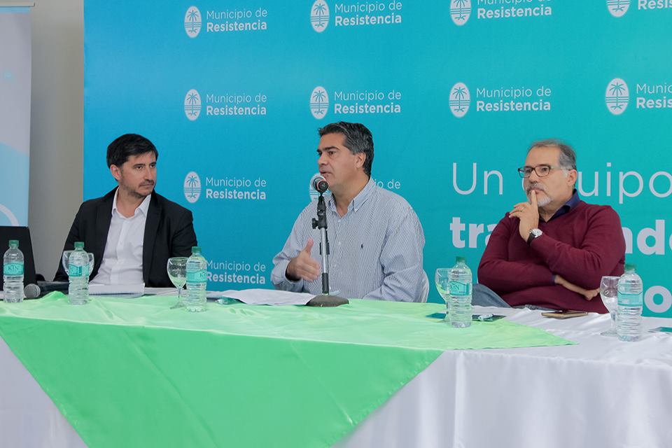 Representantes del programa de Ciudades de CIPPEC, en la presentación del proyecto de Desarrollo Integral de Ciudades en el área metropolitana de Resistencia, junto a Jorge Capitanich