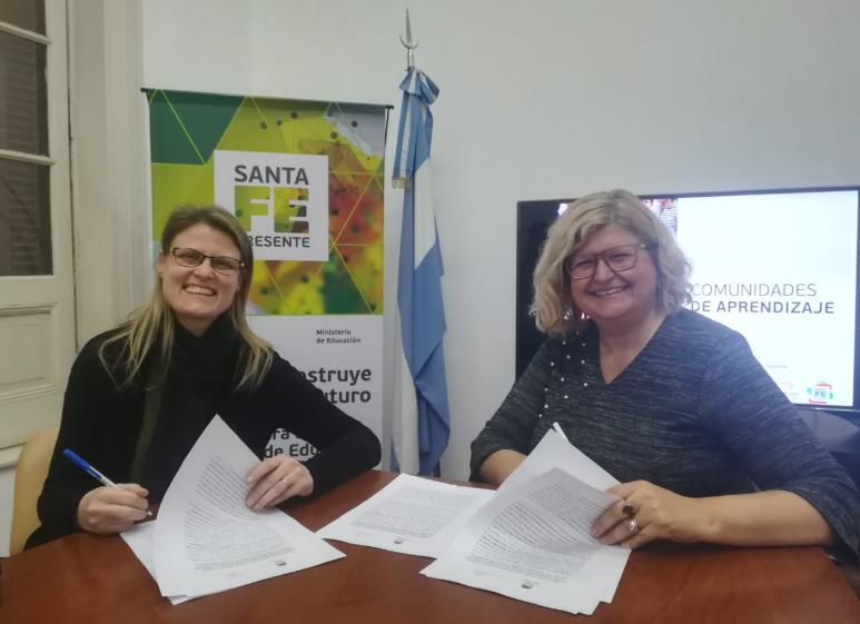 Alejandra Cardini (CIPPEC) junto Claudia Balagué, ministra de Educación de Santa Fe, firmando el acuerdo entre las entidades