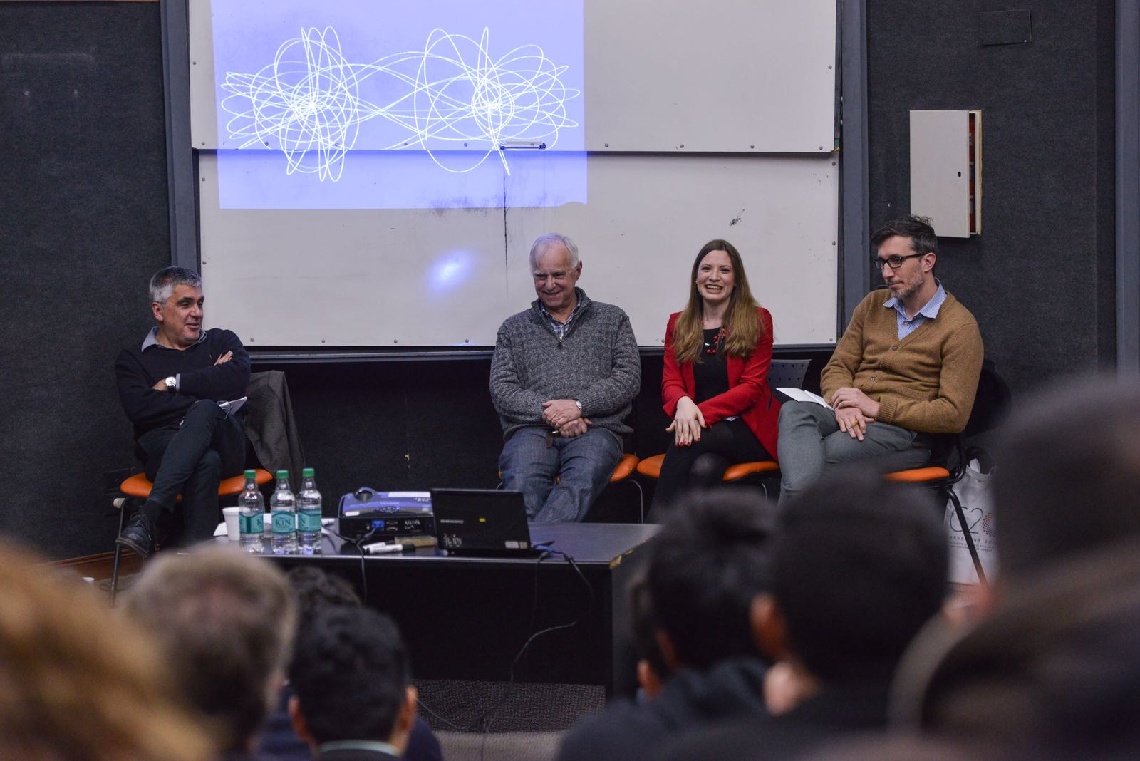 Martín Rapetti (CIPPEC) en el encuentro sobre la nueva economía global, junto a los economistas Daniel Heymann (IIEP), Laura Jaitmann (G20) y Andrés López (UBA).