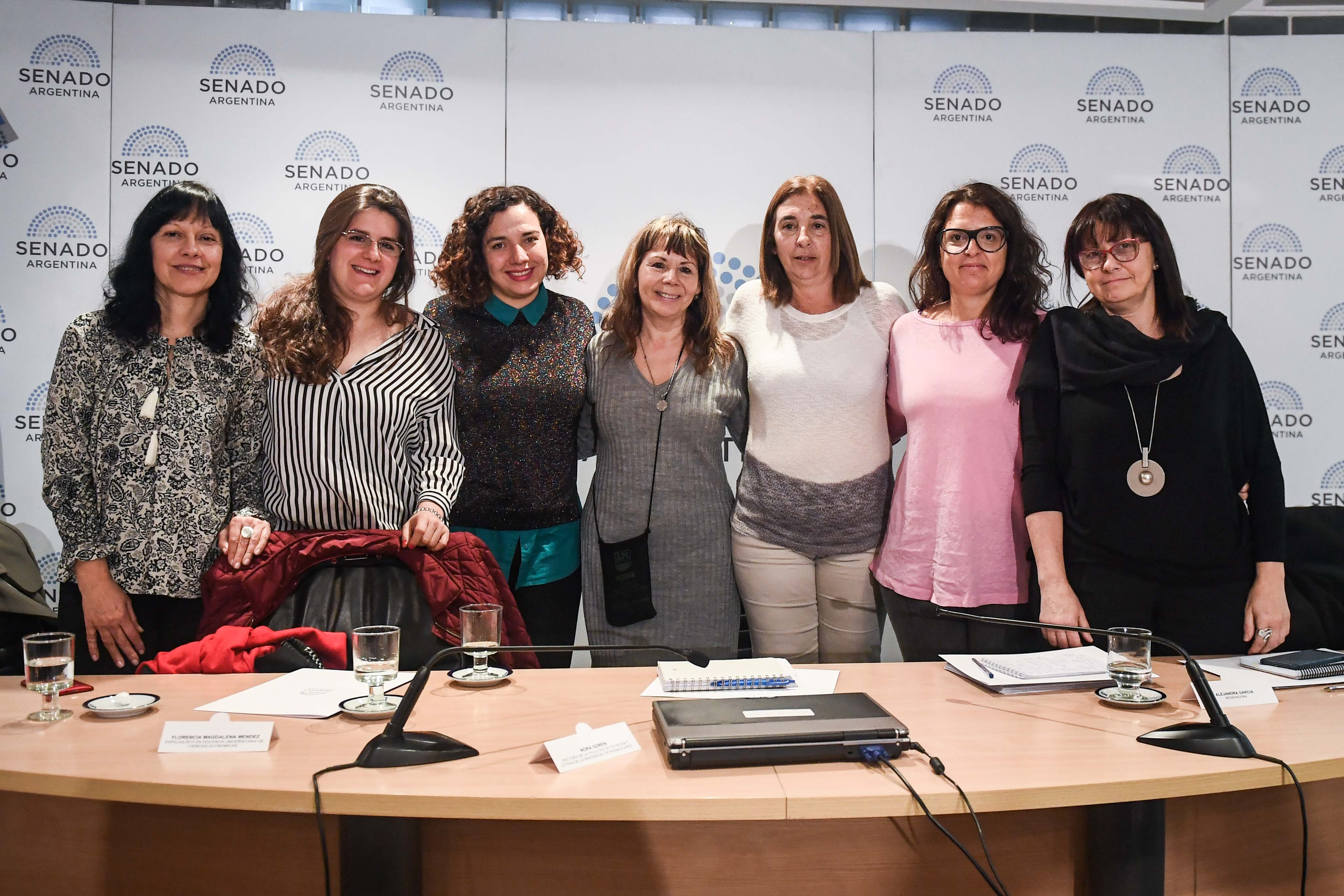 Gala Díaz Langou (CIPPEC) junto a seis mujeres de distintas entidades en el evento sobre igualdad de género en el Senado Nacional 