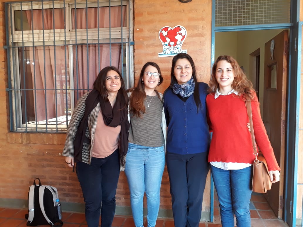 María Eugenia Bucciarelli (CIPPEC) junto al equipo de la Fundación Más Voces en Corrientes. Las cuatro personas que figuran en la imagen son mujeres