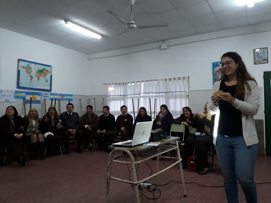 Imagen sobre el taller brindado a docentes y el equipo directivo de las escuelas Santa Teresita y Fray José La Quintana de Corrientes, por María Eugenia Bucciarelli (CIPPEC). Integrantes sentados en ronda observando a quien está hablando