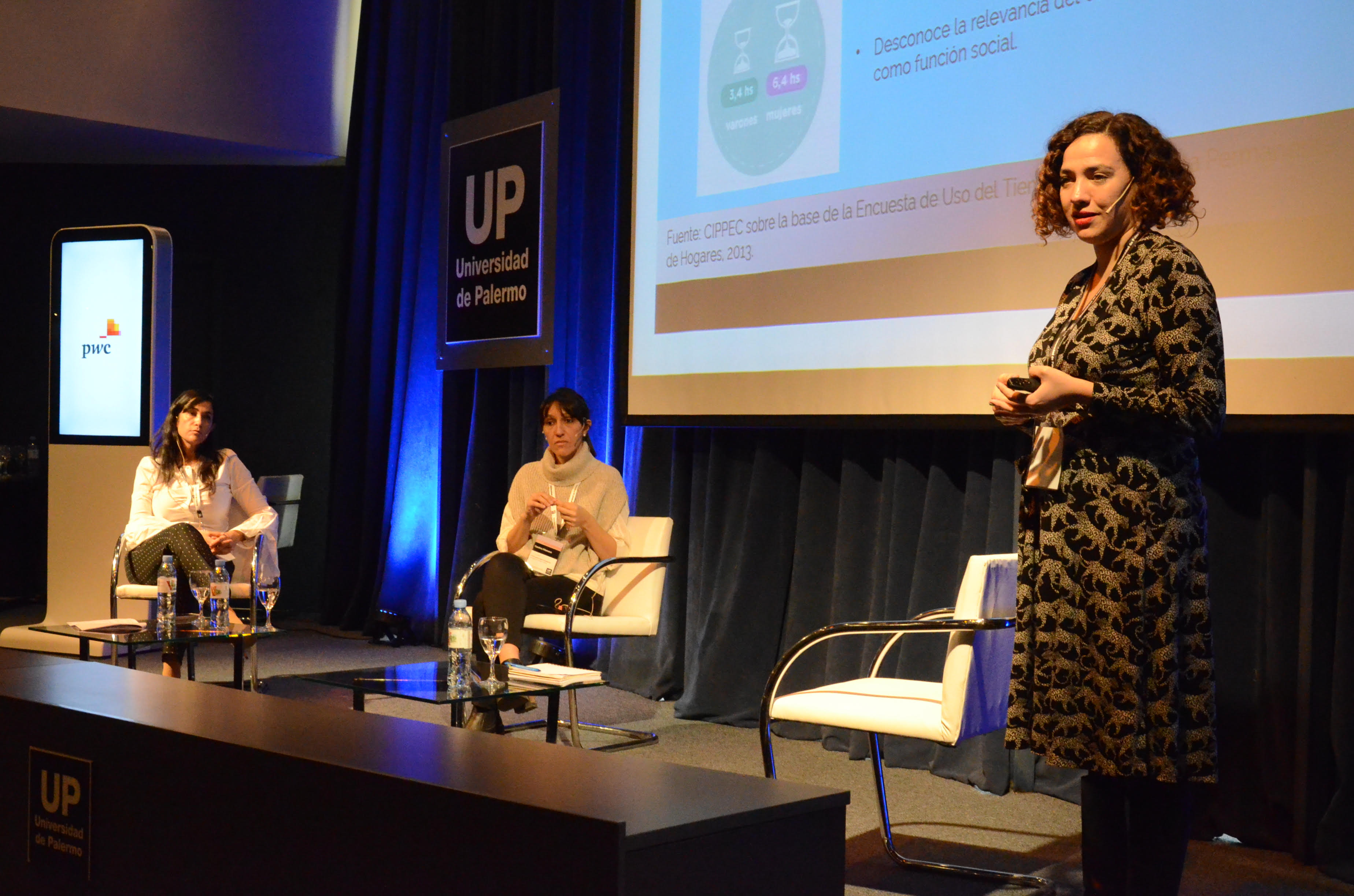 Gala Díaz Langou (CIPPEC) exponiendo en el panel "Mujeres líderes en los negocios" en el marco del X Encuentro Anual para Contadores