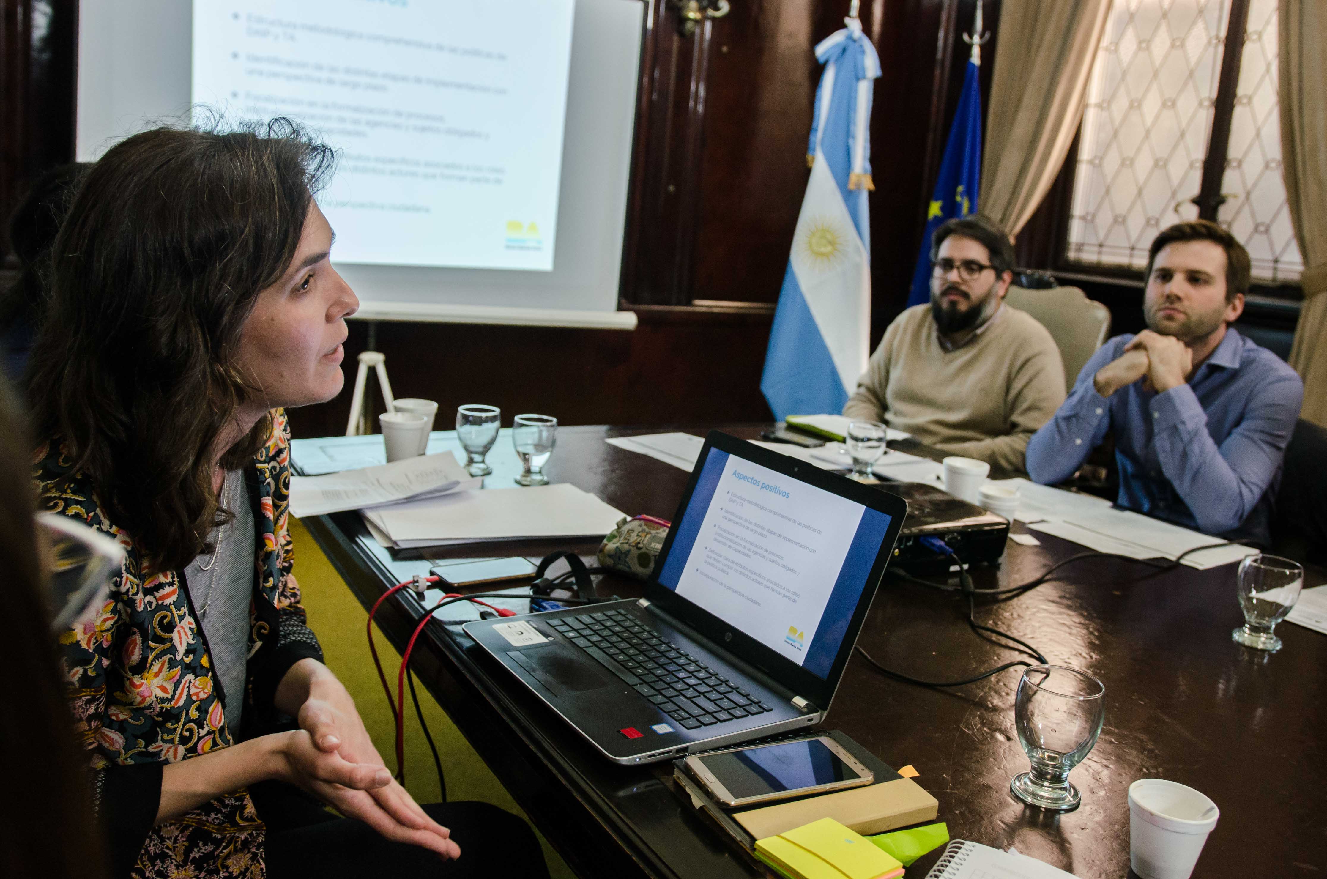 Emiliano Arena (CIPPEC), junto a Renzo Lavin (ACIJ) y María José Méndez (Euro Social) en el panel sobre validación de indicadores en el Ministerio del Interior