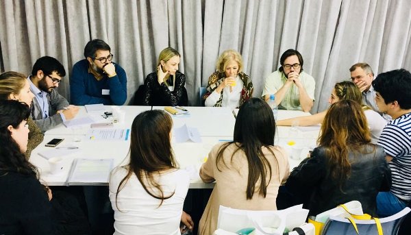 Emiliano Arena (CIPPEC) junto a doce integrantes de diversas organizaciones políticas y de la sociedad civil en el desayuno de trabajo del Órgano Garante del Derecho de Acceso a la Información (OGDAI) de la ciudad de Buenos Aires