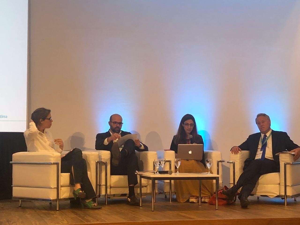 Laura Alonso, Sebastián López Azumendi, Michael Hershman y Andrea Castagnola, en el evento “Hacia una agenda de integridad en empresas públicas para los próximos años” realizado en el marco de la Cumbre del T20