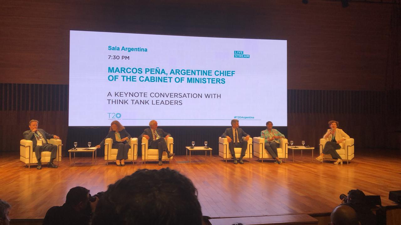 Imagen del panel montado en el escenario del CCK por la participación del Jefe de Gabinete, Marcos Peña, en la Cumbre del T20 Argentina