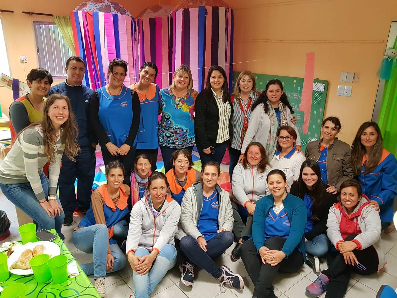 Viviana Lewinsky (CIPPEC) junto a docentes y representantes de entidades gubernamentales en Santa Fe en el marco del programa Comunidades de Aprendizaje