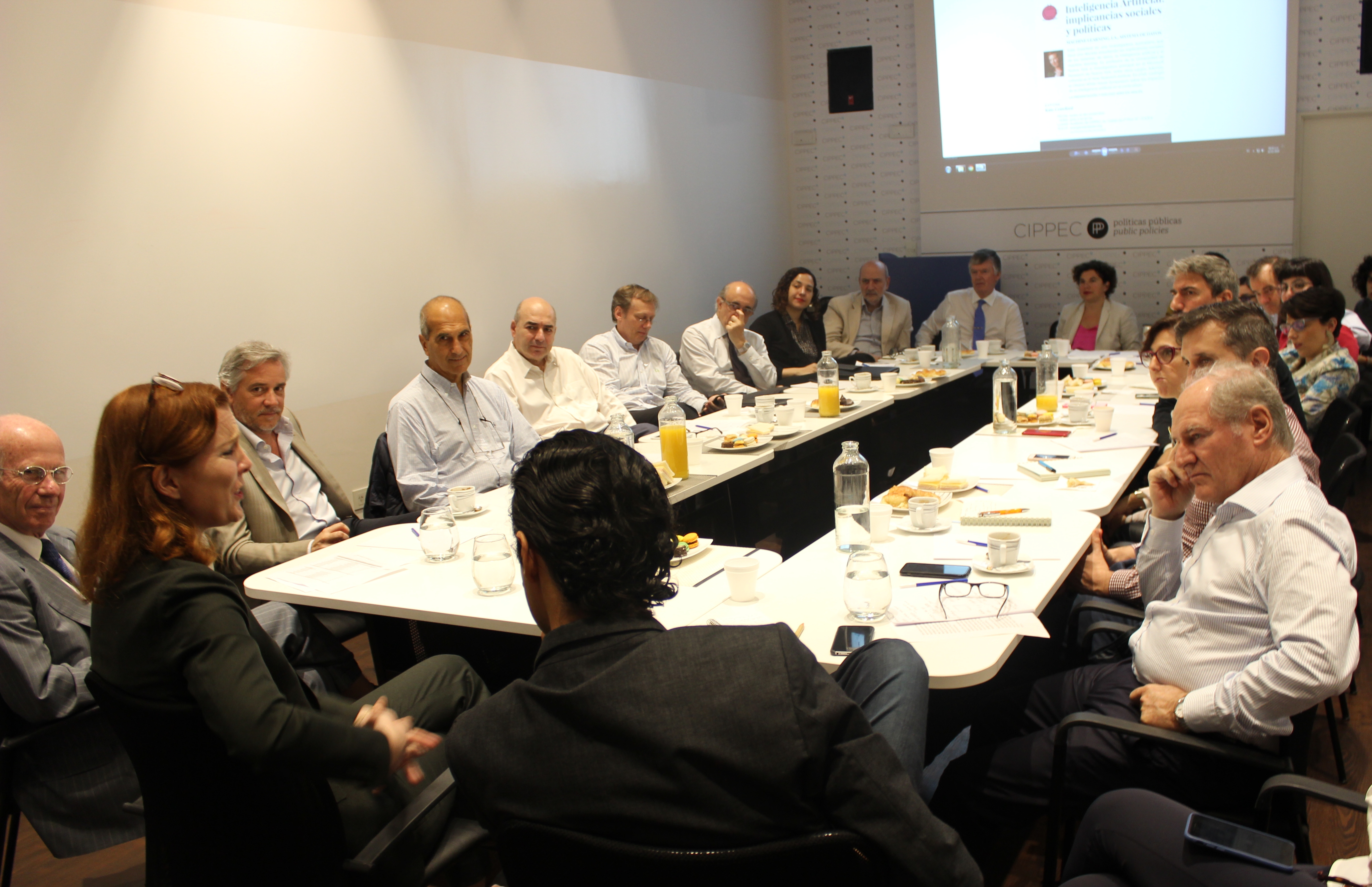 Kate Crawford, experta australiano-estadounidense, dialogando junto a representantes de CIPPEC en el auditorio de la entidad