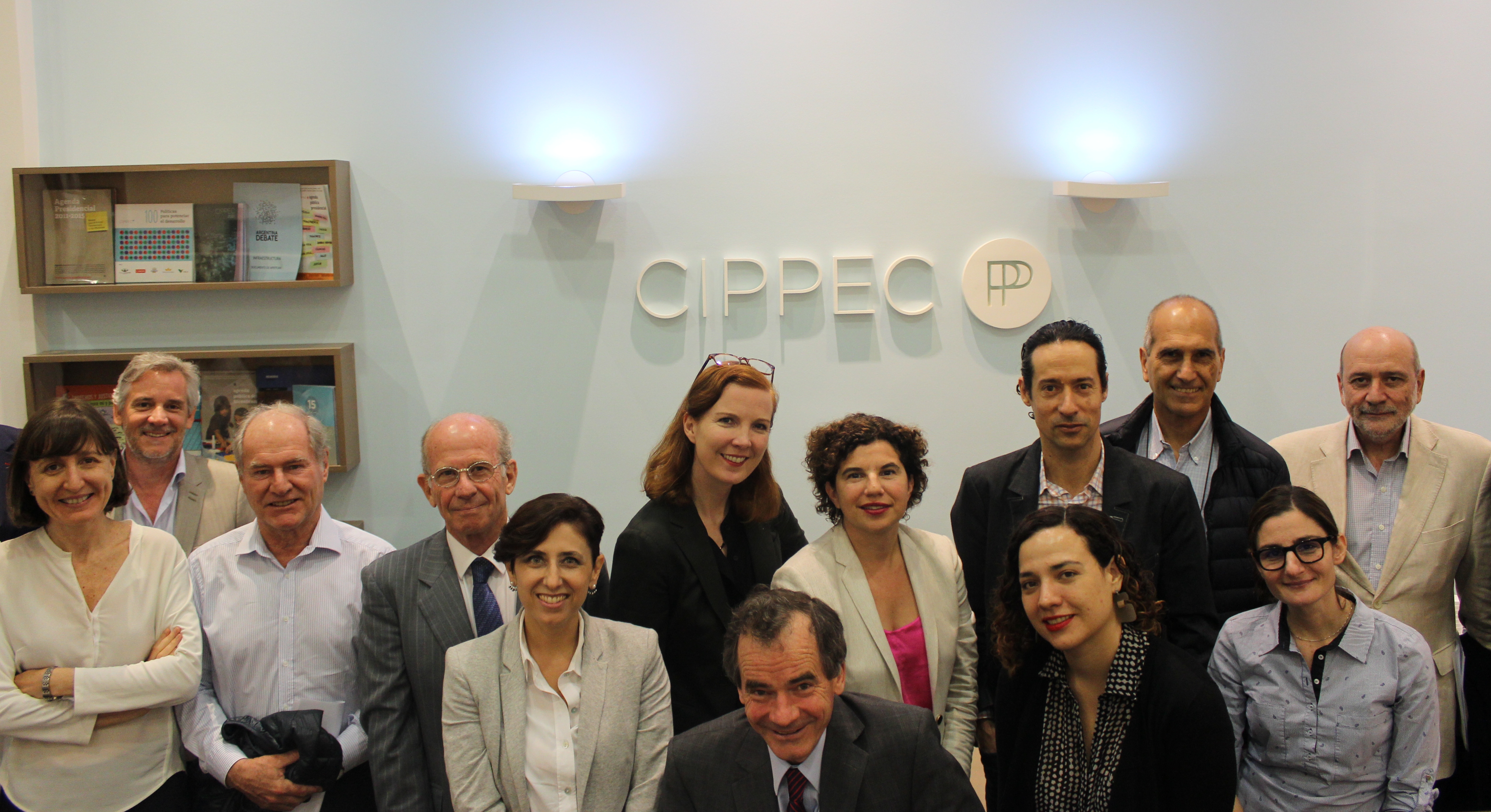 Kate Crawford, experta australiano-estadounidense, junto a Julia Pomares, Jorge Mandelbaum y parte del equipo de CIPPEC