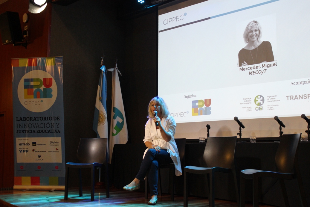 Mercedes Miguel (MECCyT) en exponiendo frente al auditorio en la jornada “La escuela secundaria en transformación: Caminos de innovación educativa en el escenario federal”, organizada por el Laboratorio de Innovación y Justicia Educativa de CIPPEC