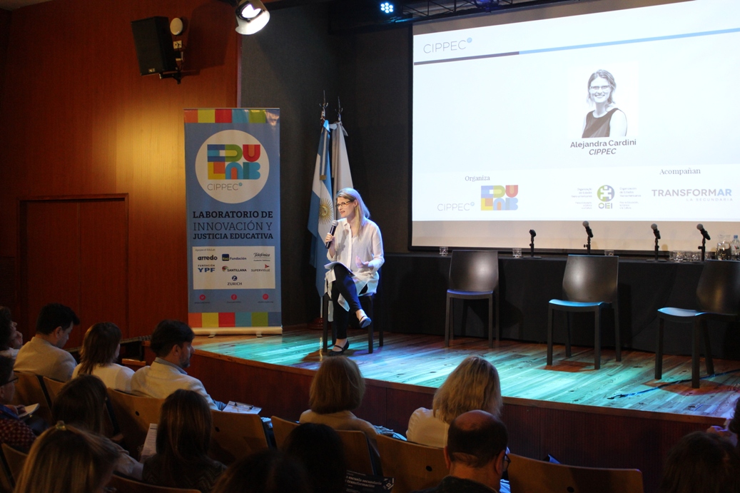 Alejandra Cardini (CIPPEC) en exponiendo frente al auditorio en la jornada “La escuela secundaria en transformación: Caminos de innovación educativa en el escenario federal”, organizada por el Laboratorio de Innovación y Justicia Educativa de CIPPEC