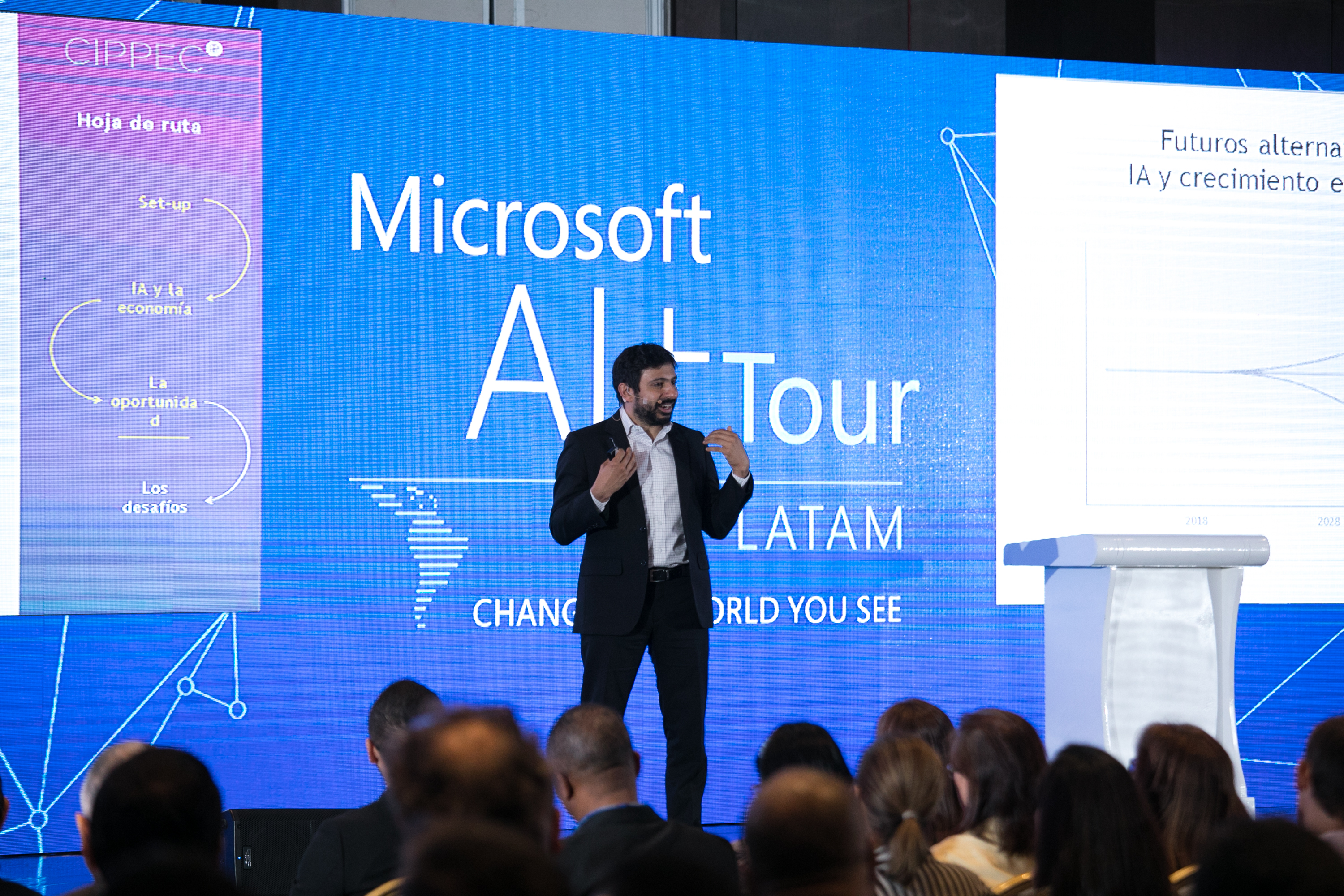 Imagen de Ramiro Albrieu (CIPPEC) en el AI Tour de Microsoft, hablándole al auditorio