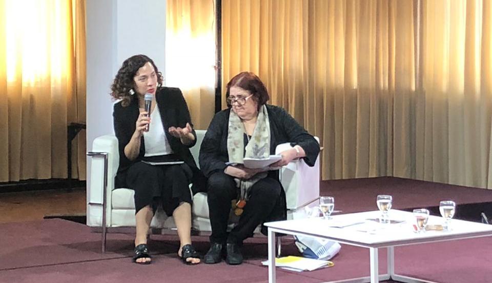 Imagen de Gala Díaz Langou junto a “Chiqui” González, ministra de Innovación y Cultura del Gobierno de la provincia de Santa Fe, hablando por micrófono en el evento "Territorios de vida" realizado en Rosario-Santa Fé