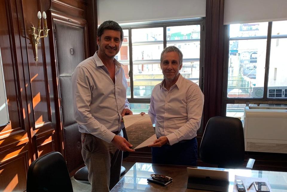 Gabriel Lanfranchi, director del programa de Ciudades de CIPPEC, junto al secretario de Cambio Climático y Desarrollo Sostenible de la Nación, Carlos Gentile, en su despacho.