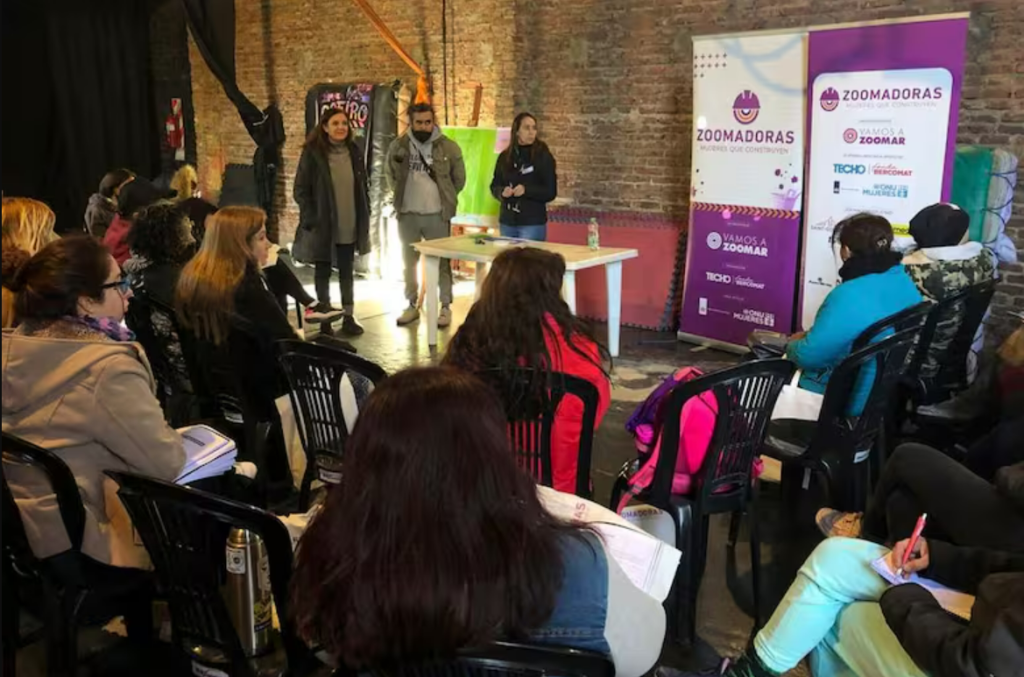 Imagenes de jovenes exponiendo ante un auditorio